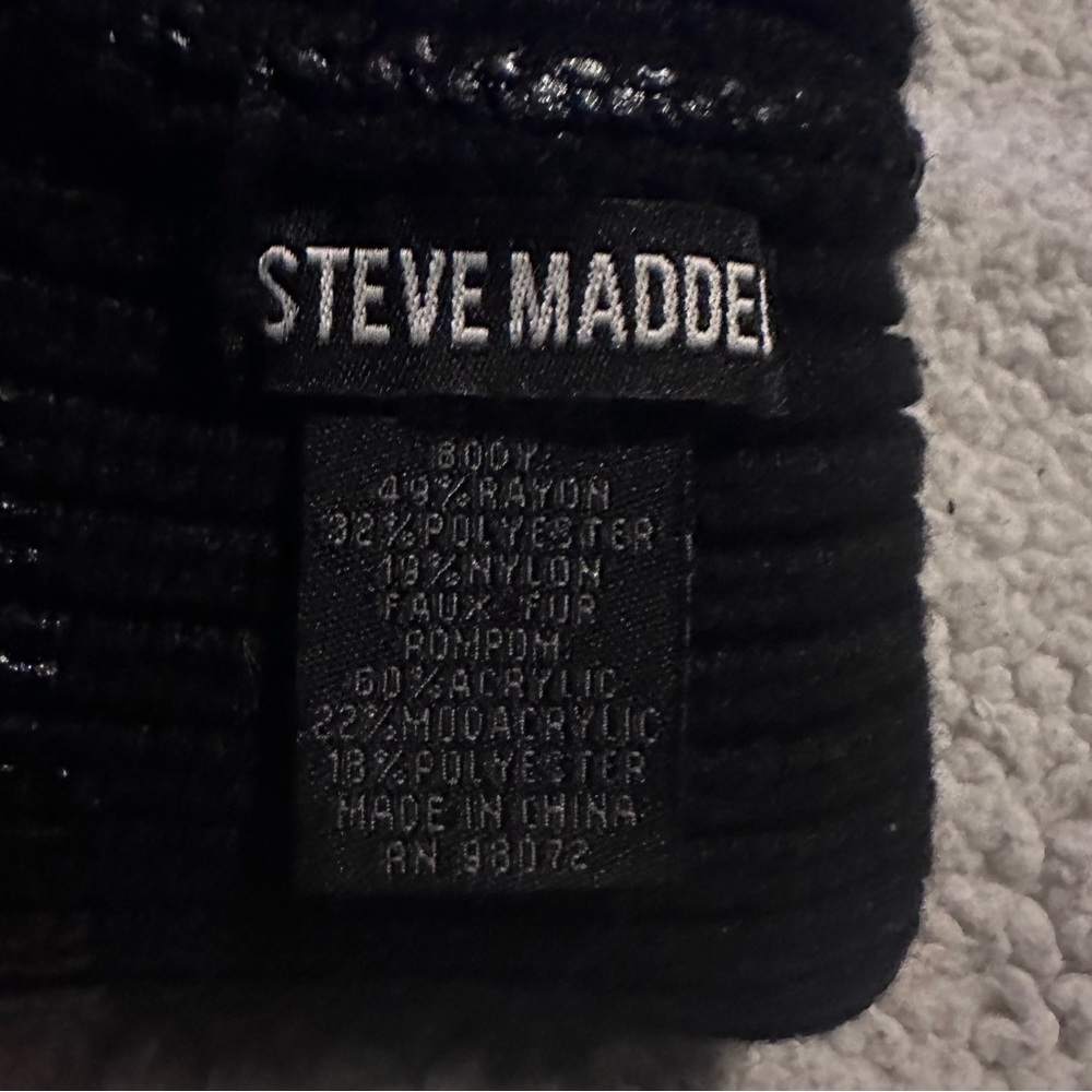 NWOT Steve Madden Black Roll Up Beanie With Pom Pom - Picture 4 of 5